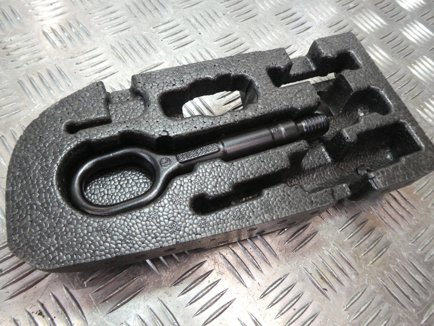 VW ID3 ID.3 Original Abschleppöse Abschlepphaken + schaum 8K0905615 gebraucht - Volkswagen