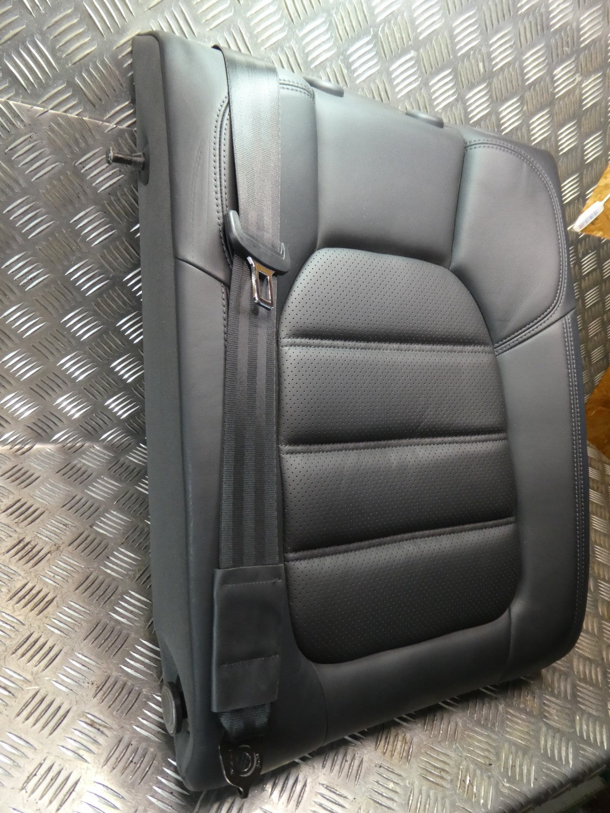 Porsche Macan 95B Schwarz Leder Stütze Sitze hinten links NEUWERTIG ORIGINAL gebraucht - Sitzlehne