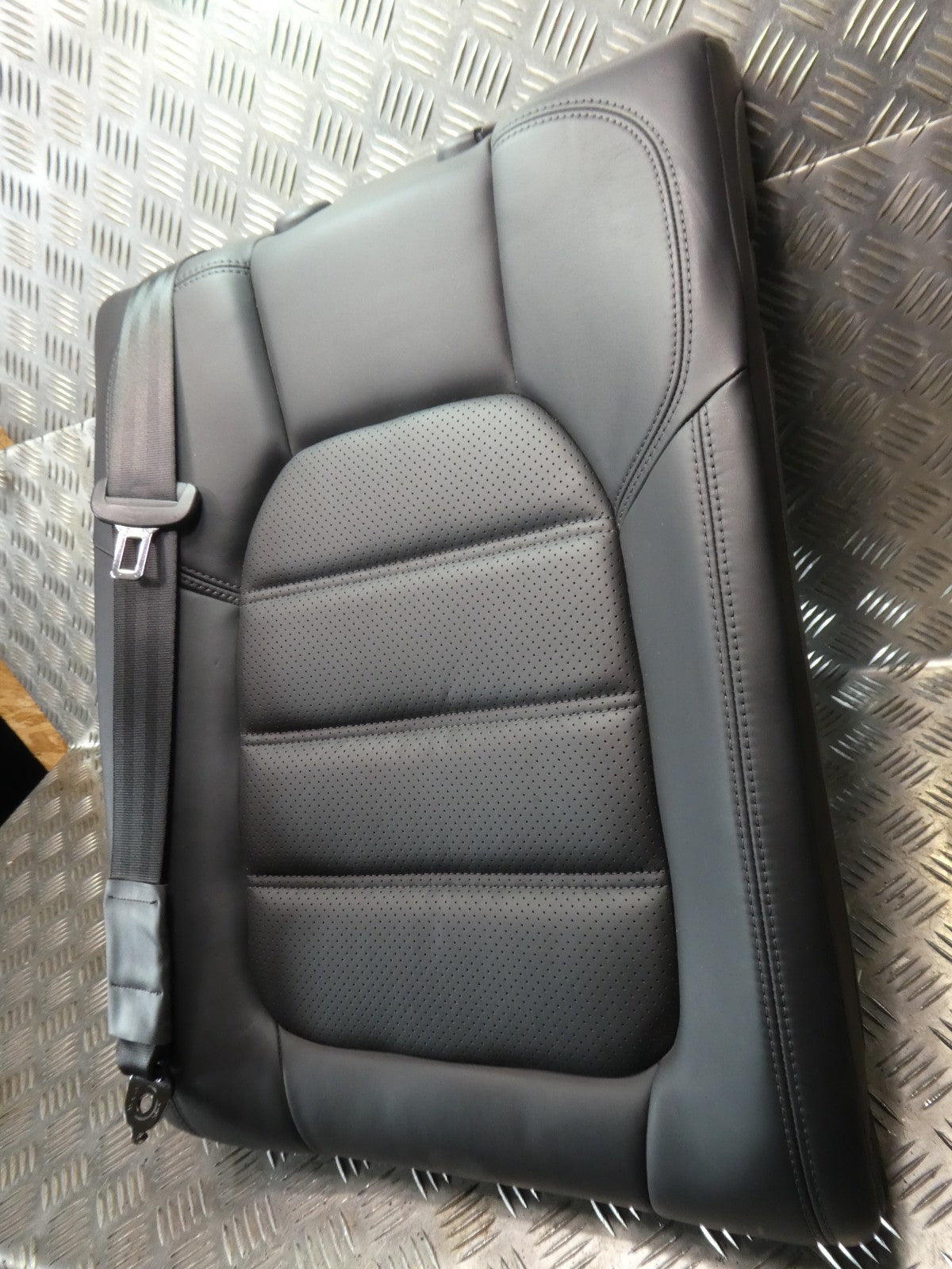 Porsche Macan 95B Schwarz Leder Stütze Sitze hinten links NEUWERTIG ORIGINAL gebraucht - Sitzlehne