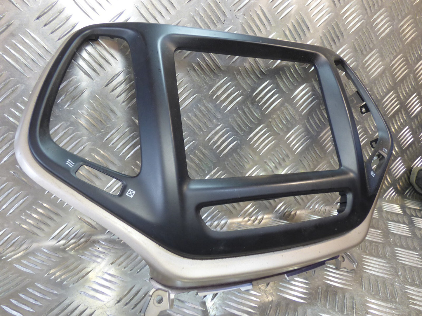 Jeep Cherokee KL 2015 Radio GPS Kopfeinheit Verkleidung ORIGINAL gebraucht - P68164099AB