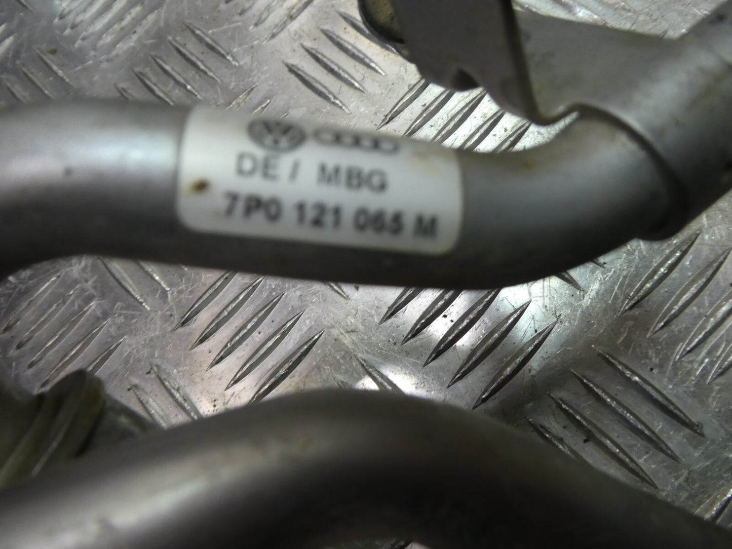 Porsche Cayenne S 92A 4.8 Getriebekühler Vorwärmer 7P0121065M ORIGINAL gebraucht - Rohrstutzen