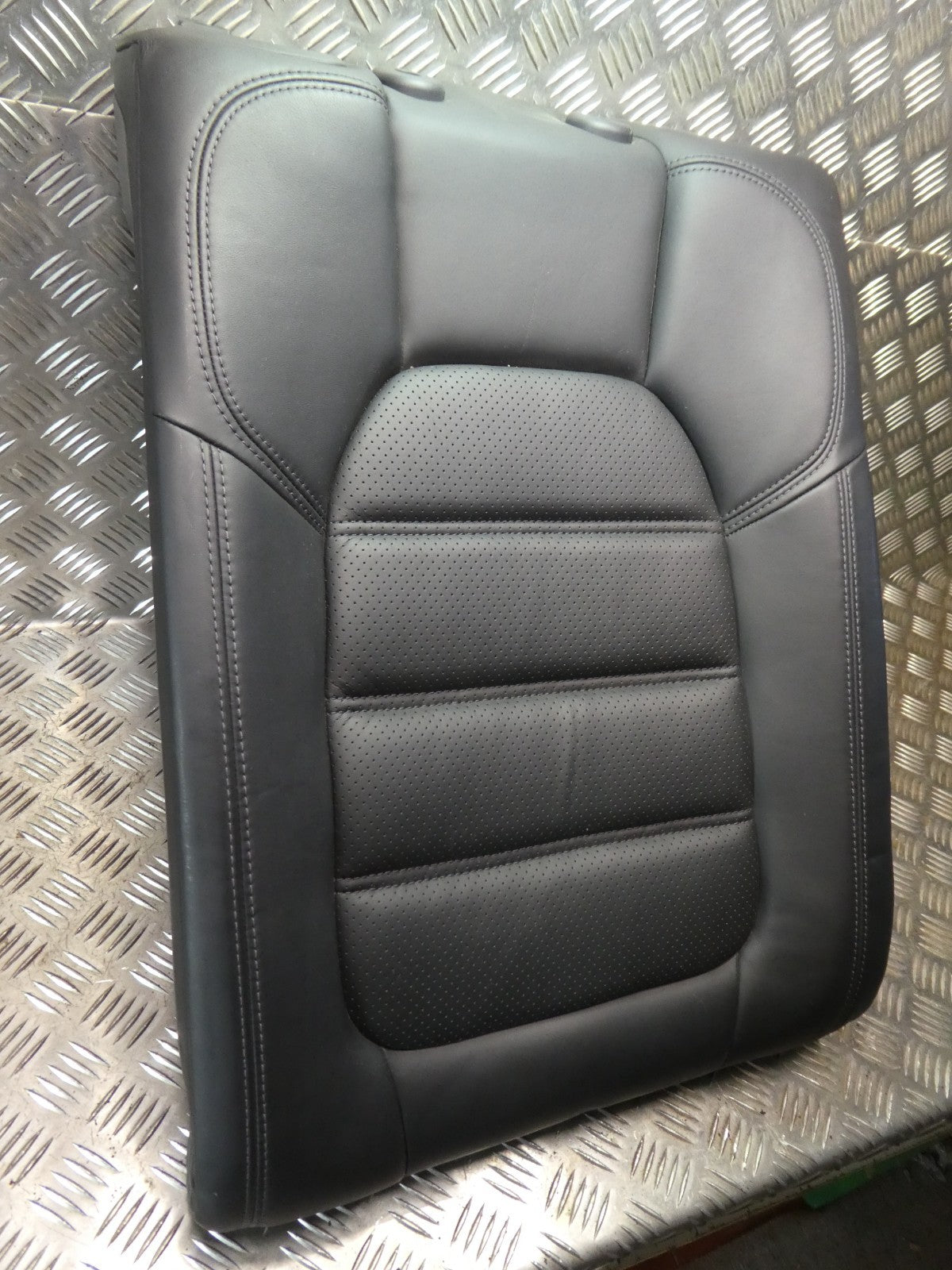 Porsche Macan 95B Schwarz Leder Stütze Sitze hinten rechts NEUWERTIG ORIGINAL gebraucht - Sitzlehne