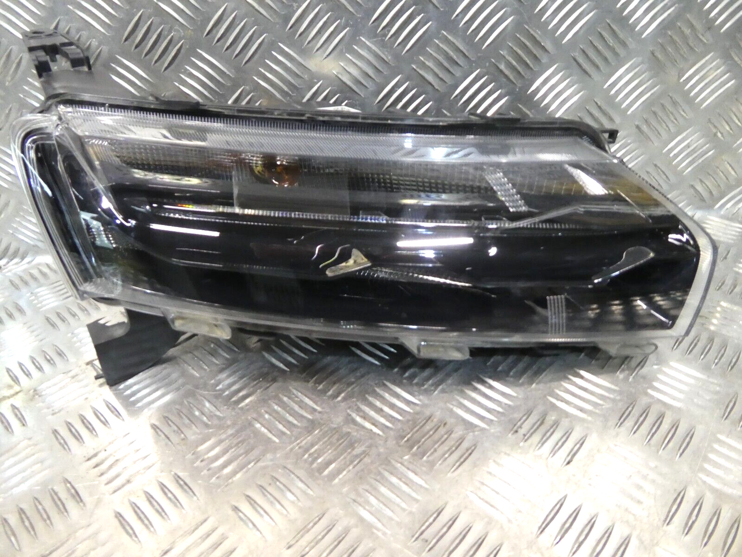 Dacia Spring 2022 LED Tagfahrlicht Vorne Rechts Frontscheinwerfer ORIGINAL gebraucht - 266008993R