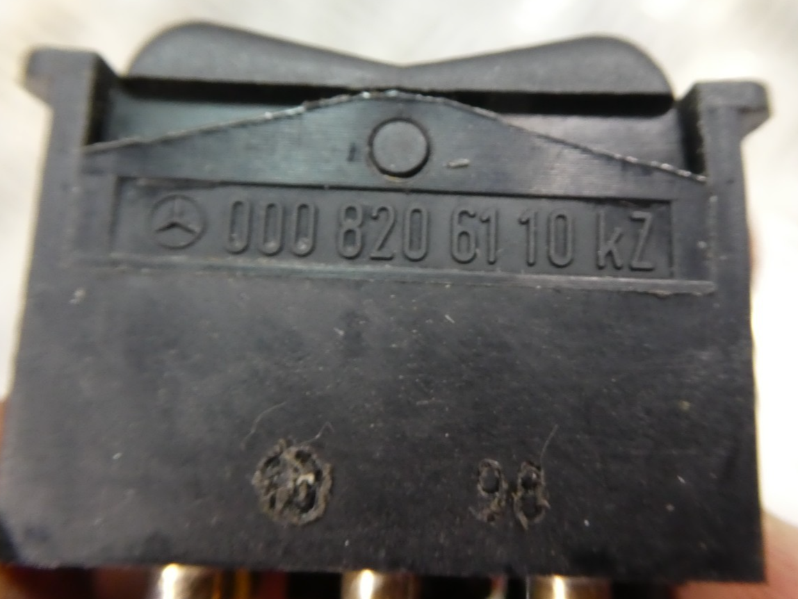 Original Mercedes-Benz W126 C126 SEC Schalter Heckscheibenheizung gebraucht - 0008206110