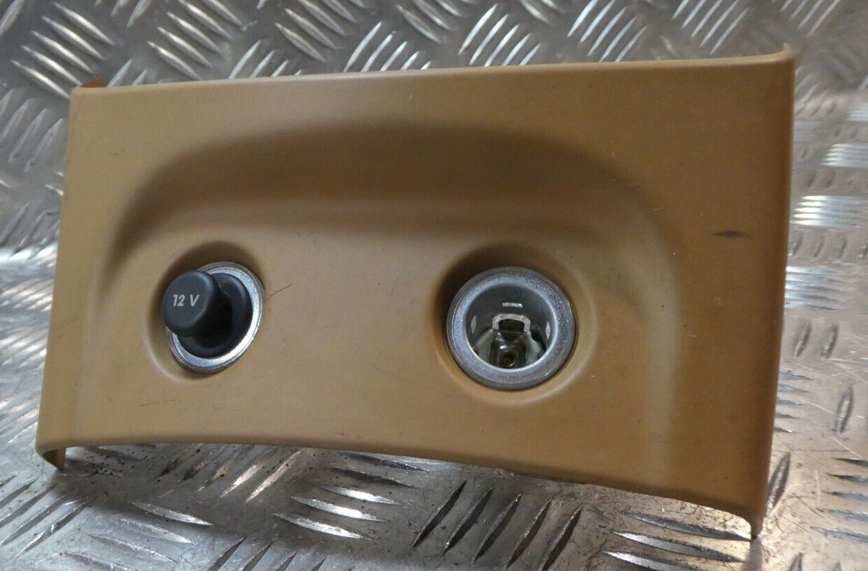 Porsche Cayenne 92A Mittelkonsole hinten 7P5863440A 2S0 ORIGINAL gebraucht - Steckdosenverkleidung