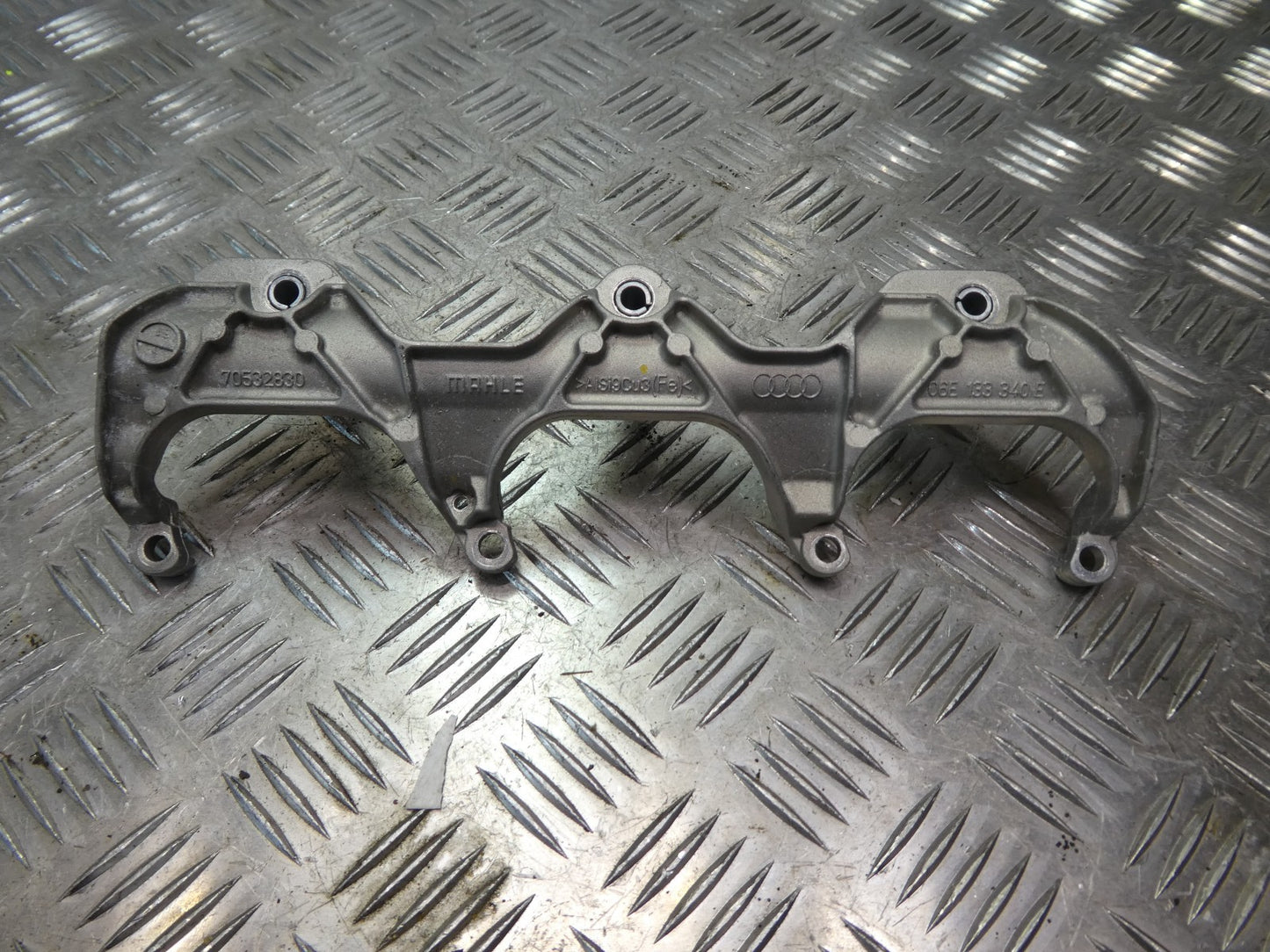 Porsche 3.0 E-Hybrid Kraftstoff Verteiler Halterung Träger 06E133340E ORIGINAL gebraucht - Panamera