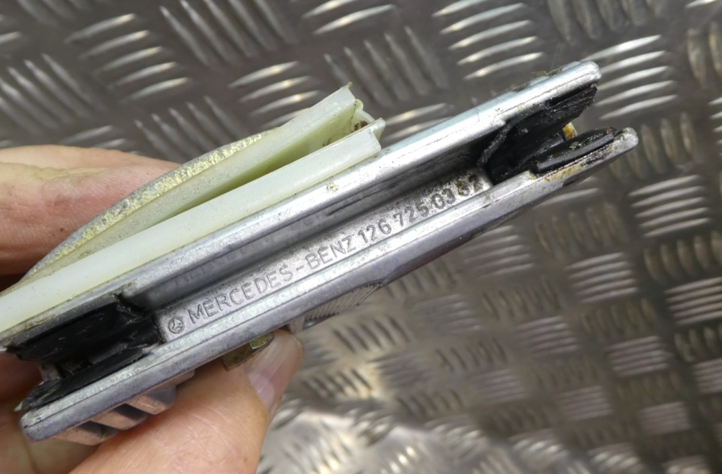 Mercedes-Benz C126 Tür Fensterführungshalterung _ L ORIGINAL gebraucht - 1267250332