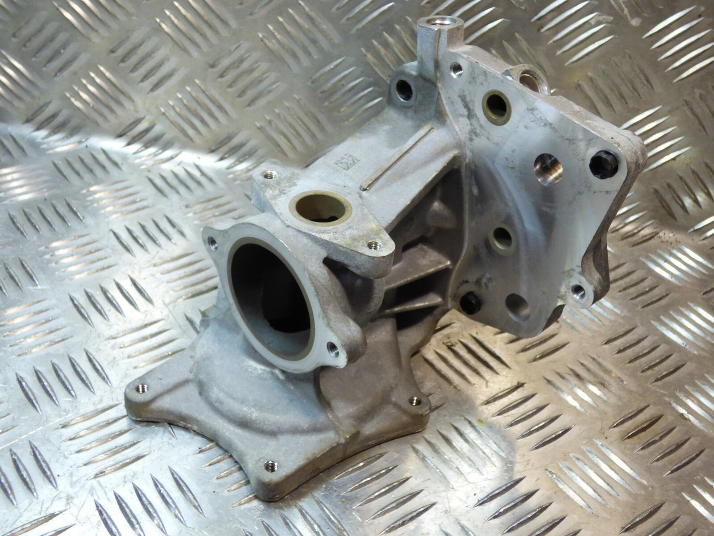 OPEL ASTRA K 1.4 Turbo Halter Gehäuse Wasserpumpe GM ORIGINAL gebraucht - 12641869
