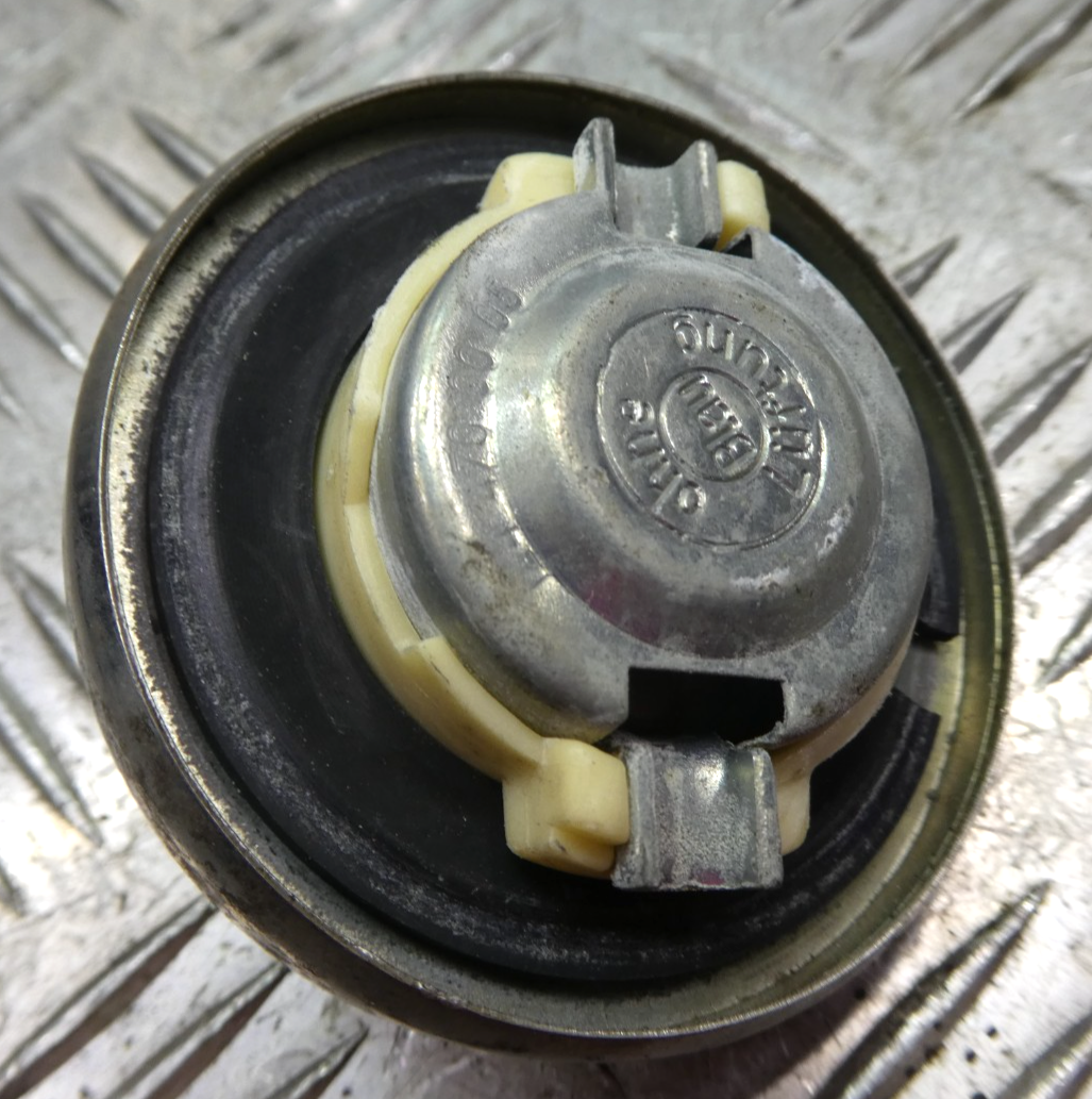 Mercedes-Benz C126 Tankverschluss Tankdeckel W124 W201 W126 _ ORIGINAL gebraucht - 1244700005