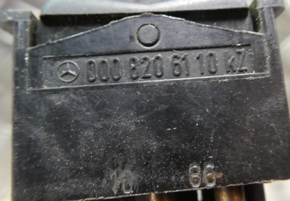 Original Mercedes-Benz W126 C126 SEC Schalter Heckscheibenheizung gebraucht - 0008206110
